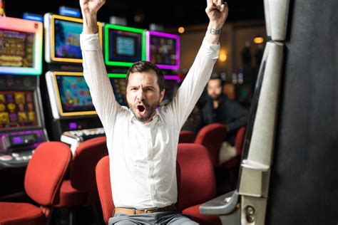 Gambler wins $2.8 million playing slots on Las Vegas .